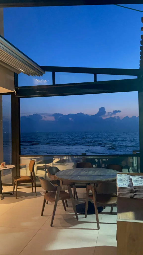 פרגולה חשמלית PVC וחלונות גיליוטינה חשמליות– עכו מסעדת מינא מול הים