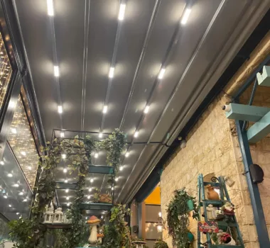 פרגולה חשמלית PVC – עכו: מרפסת מוגנת למסעדת סיראן