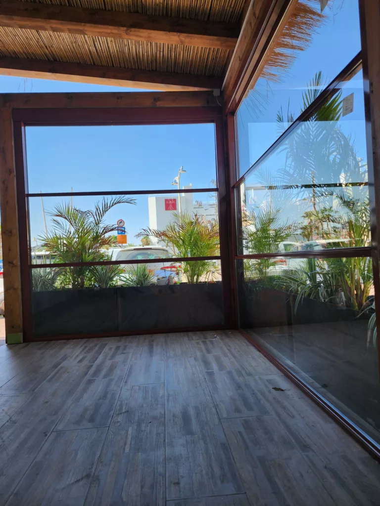חלונות גיליוטינה למסעדה בעיר אילת