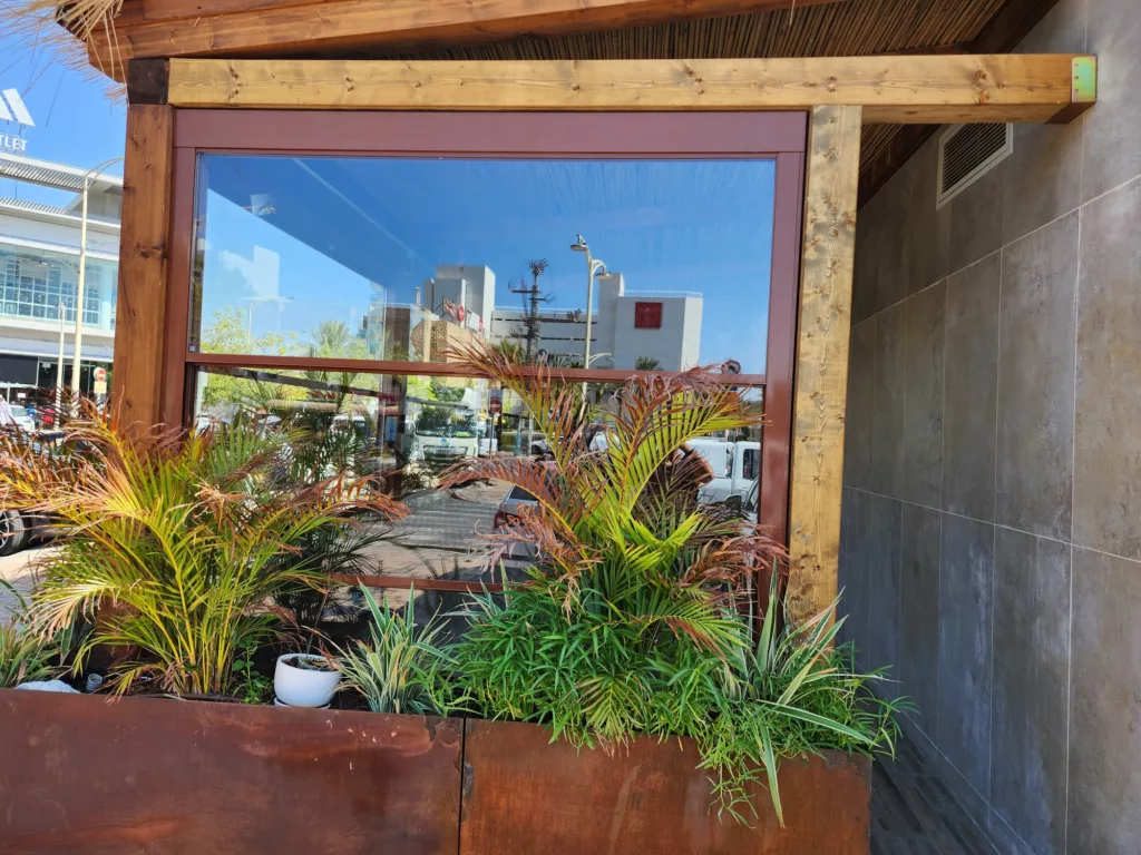 חלונות גיליוטינה למסעדה בעיר אילת
