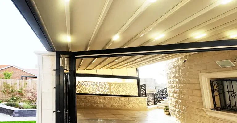 פרגולה חשמלית מבד בכניסה לבית בבועיינה